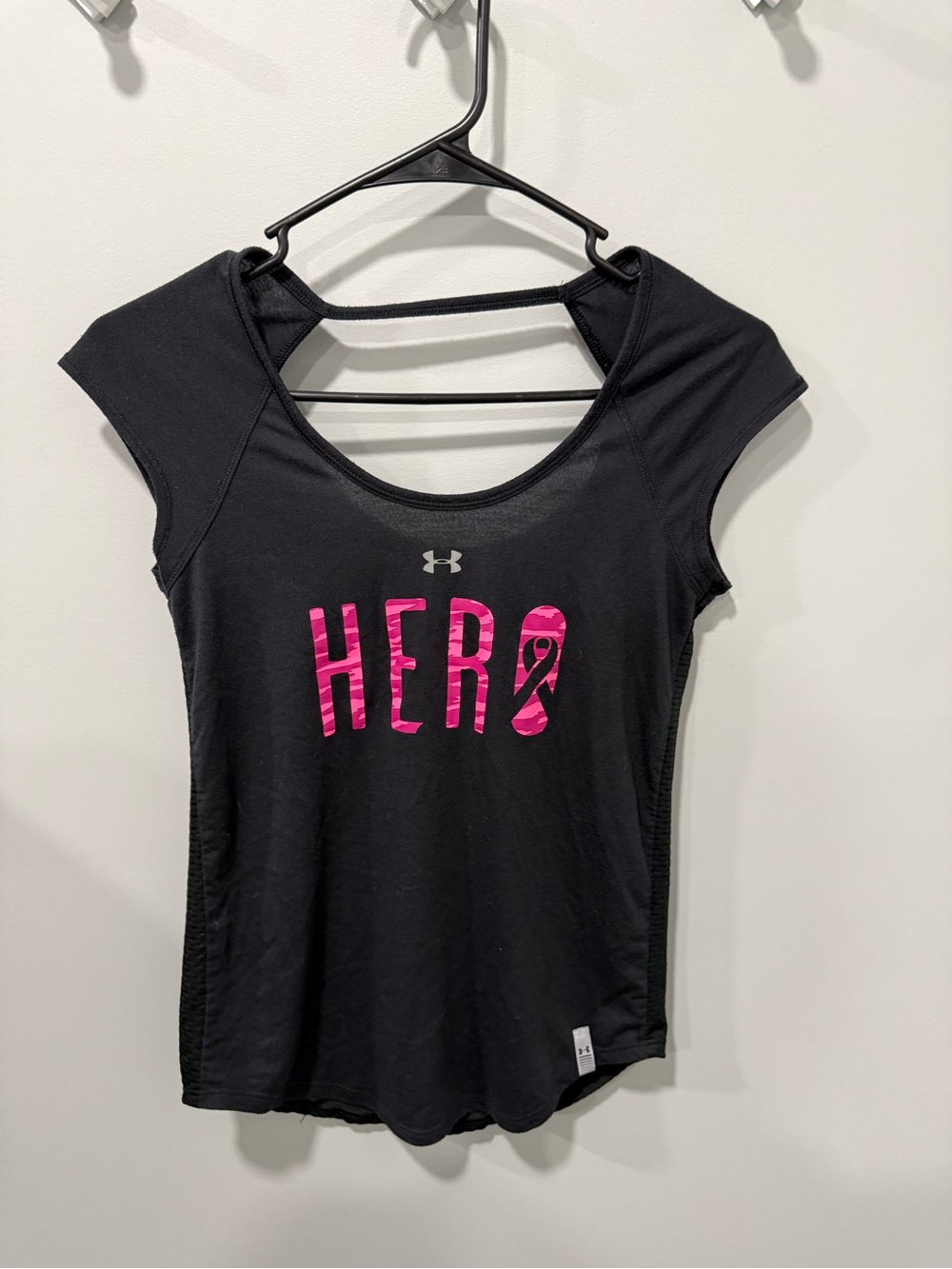Womens under armour hero breast cancer top size small